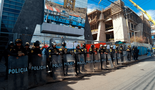 Dirigentes del sindicato denuncian que rector llamó a la policía pese a realizar una protesta pacífica. Foto: Liubomir Fernández/LR