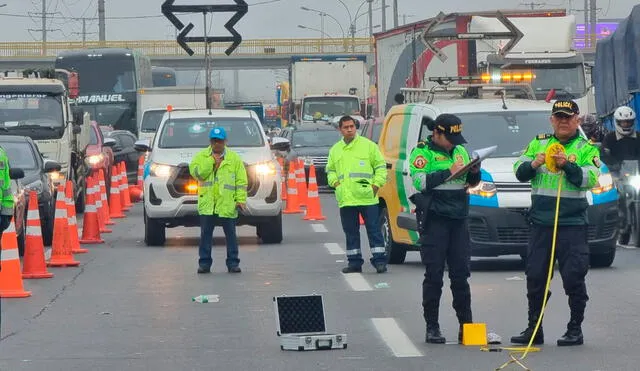 El accidente generó tráfico vehicular en la Panamericana Norte. Foto: Bella Alvites/La República