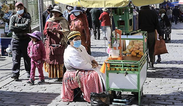 La tasa de empleo informal interanual de las mujeres es 73,6%. Foto: Andina