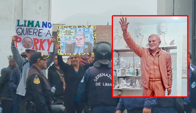 Rafael López Aliaga se retiró del evento entre abucheos por parte de los manifestantes. Foto: Cristina Gálvez/La República