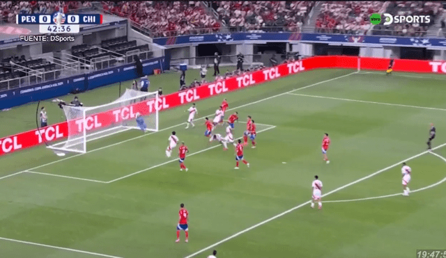 Desde un tiro libre, Perú estuvo muy cerca de ponerse en ventaja contra Chile. Lo celebra Ricardo Gareca. Foto: captura DSports