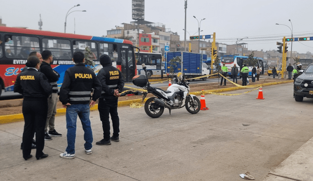 Policías investigan los motivos del asesinato. Foto: Cristina Gálvez - La República