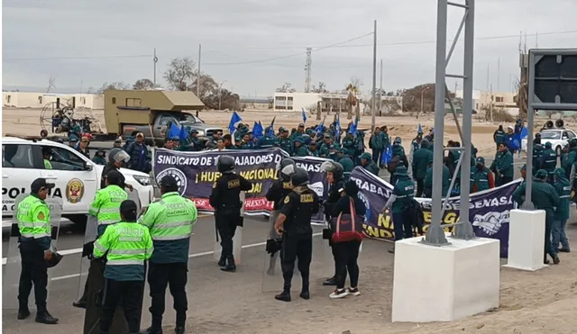 Efectivos de la Policía Nacional intentaron repeler a los manifestantes. Foto: Liz Ferrer - La República