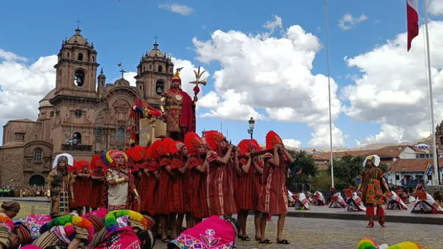 El paso del inca fue seguido por miles de turistas que observaban sorprendidos. Las celebraciones se iniciaron temprano.