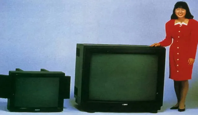 Comparación de tamaños entre un televisor CRT convencional y el más grande del mundo. Foto: Xataka