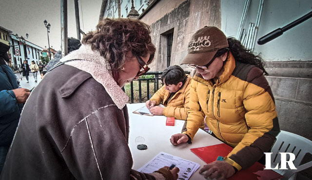 Recolección de firmas de revocatoria en Cusco, contra Werner Salcedo (Foto: Luis Álvarez - La República)