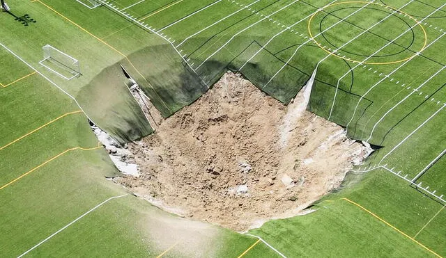 El socavón de 30 metros de largo se produjo debido al trabajo que realiza una minera local en Alton, Estados Unidos.  Foto: The Guardian