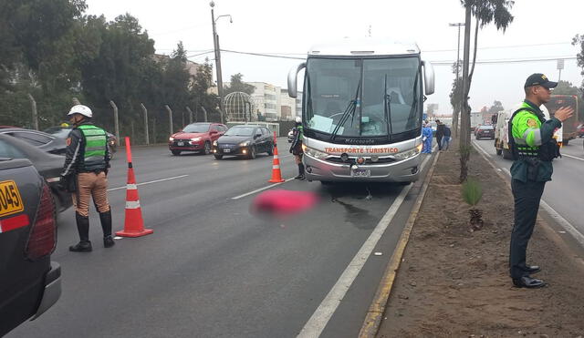 Partes del autobús estás dispersas en el lugar del accidente. Foto: Kevinn García/La República