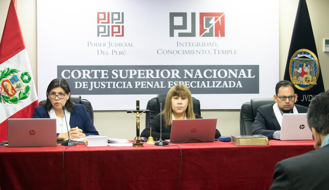 Tercer Juzgado Penal Colegiado integrado por los jueces Mercedes Caballero, al centro, Nayko Coronado, derecha, y  Max Vengoa, izquierda.