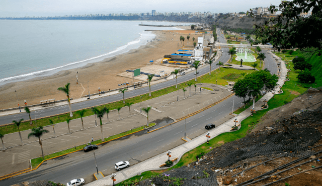 Policías e inspectores municipales orientan a conductores sobre el cierre parcial de la Costa Verde   Foto: Andina