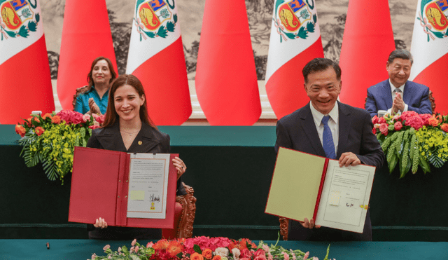 El Grupo La República y el Grupo de Medios de China firmaron un convenio de cooperación para coproducir contenido. Foto: Presidencia del Perú