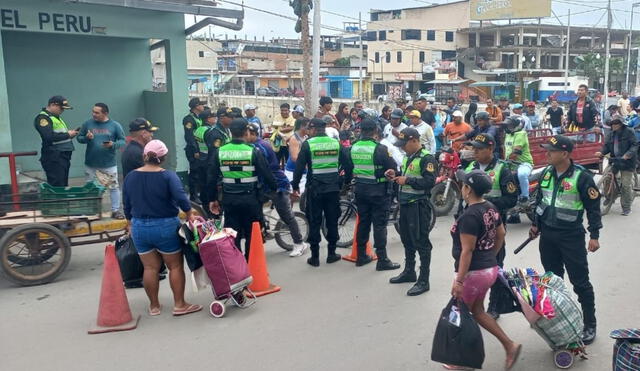 ATENTOS.La policía ha colocado un cordón de seguridad a lo largo de 18 km de frontera. Difusión