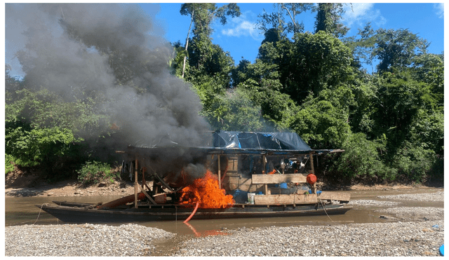 La Fiscalía Especializada en Materia Ambiental en un operativo conjunto con la Marina, destruyeron cuatro dragas en el río Aguaytía.