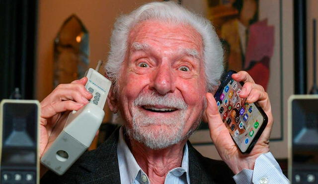 Martin Cooper posando con un Motorola Dyno TAC y un iPhone. Foto: France 24