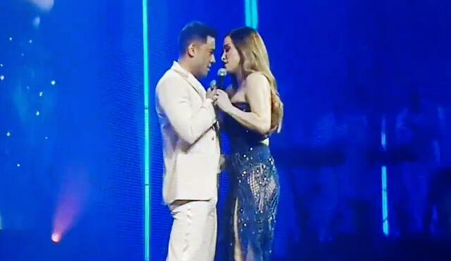 Carlos Rivera y su esposa Cynthia Rodríguez sorprenden al compartir escenario en concierto en Arena Ciudad de México. Foto: X disneyplusla