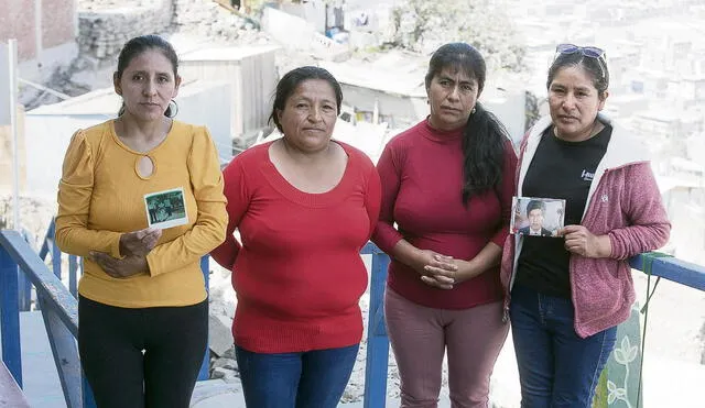 Marcelina Flores junto otros familiares de las víctimas de la masacre de Soras