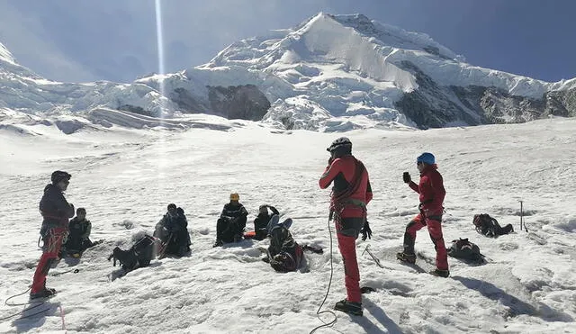 Áncash. Agentes de la Depsam hallaron el cuerpo de un varón en medio del Huascarán. Foto: PNP