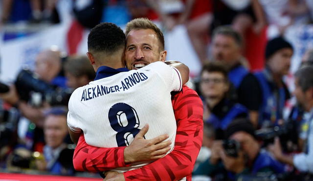 Alexander Arnold le dio el pase a las semifinales tras anotar el último penal de Inglaterra. Foto: AFP