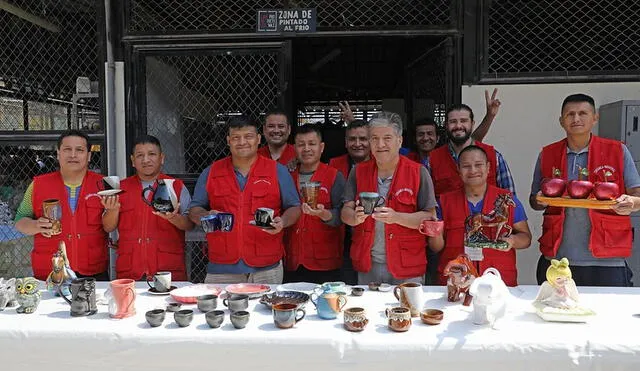 Alumnos del Aula-Taller de Ars Nostrum y sus últimos trabajos.