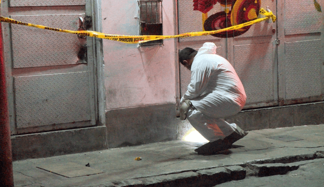 Agentes investigan la explosión que ocurrió en el local comercial. Foto: Miguel Calderón - LR