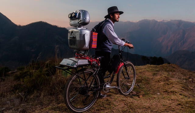 Docente Walter Velásquez creó a Kipi para impartir clases en quechua. Foto: El Peruano