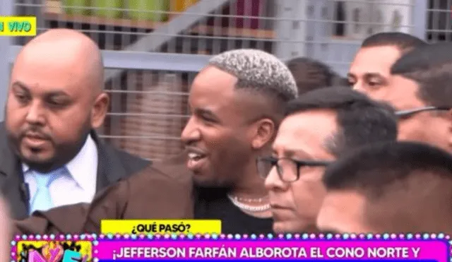 Jefferson Farfán firmó camisetas y fue ovacionado por decenas de seguidores que llegaron para encontrarlo. Foto: Willax TV