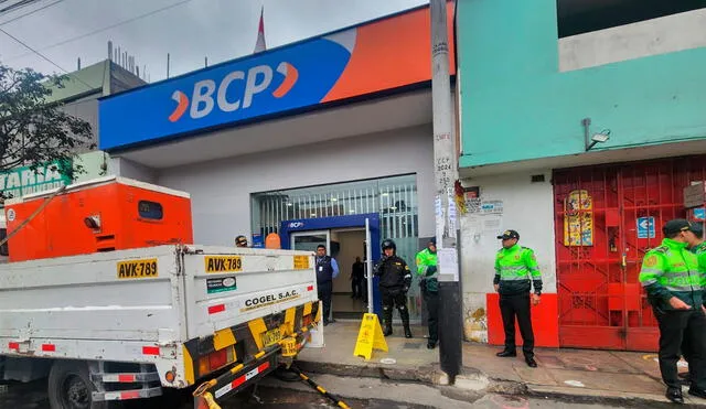 Policía llegó al local del BCP de El Agustino. Foto: Rosario Rojas/La República