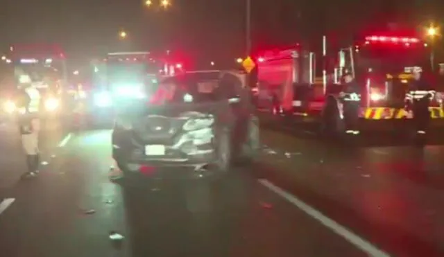 El accidente vehicular se produjo en la Panamericana Sur a la altura del Puente Vivanco en el distrito de Surco. Foto: captura: Latina Noticias