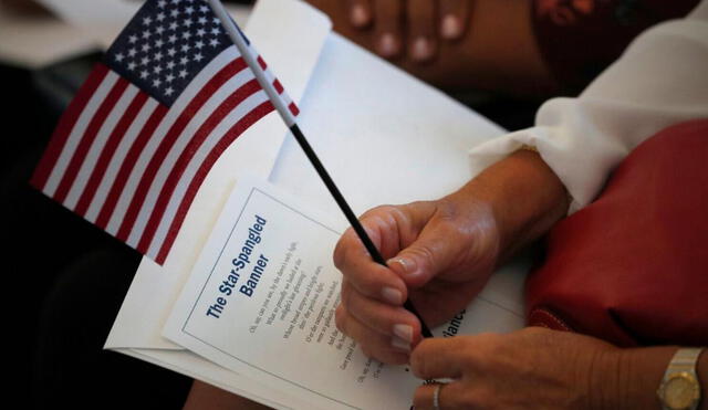 Completar una entrevista con un oficial de USCIS para evaluar la elegibilidad y el conocimiento cívico. Foto: iStock/Ref. Video: CIUDADANIA 🇺🇸 AMERICANA