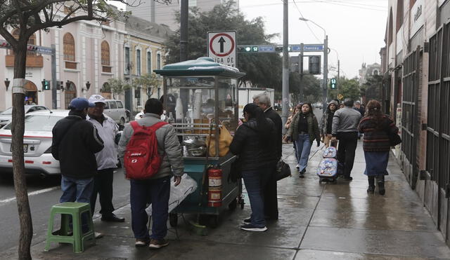 Muchos vendedores de estas bebidas ya tienen clientes conocidos y se han adecuado a la zona en donde trabajan. Foto: Marco Cotrina / LR