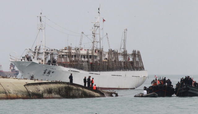 Antecende: Produce multó con apenas S/250 a un barcho chino que pescó ilegalmente en mar peruano. Foto: Andina