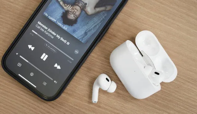 Los AirPods pueden pasar por varios problemas. Aquí te enseñamos cómo solucionarlos. Foto: Xataka