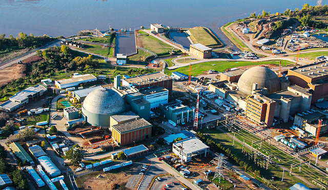 Este complejo no solo es fundamental en la generación de energía eléctrica, con una capacidad combinada que supera los 1100 megavatios, sino también en la investigación y desarrollo en el campo nuclear. Foto: Central nuclear de Atucha.