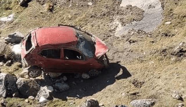 Auto terminó en pésimas condiciones luego de caer a abismo. Foto: Cinthia Álvarez - LR