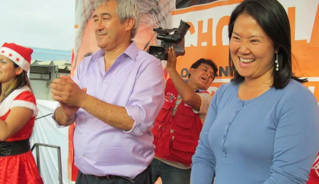 Pasado naranja. Congresista José Elías Ávalos, hace 11 años, en una chocolatada en Chincha con Keiko Fujimori, pidiendo aplausos para Alberto Fujimori.