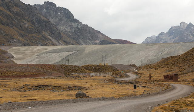 Los pasivos mineros —relaves y restos abandonados— están a un lado de la Carretera Central y cerca del río Rímac. Foto: Red Muqui