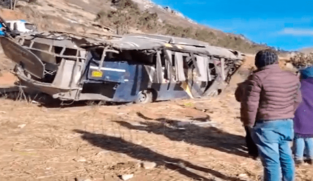 último viaje. El bus que rodó a un abismo de 200 metros trasladaba a los 20 integrantes de la orquesta Antología del Folklore. La Policía cree que el conductor se quedó dormido.