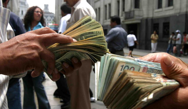 En el mercado paralelo, el dólar está en S/3,740 la compra y S/3,765 la venta. Foto: Andina