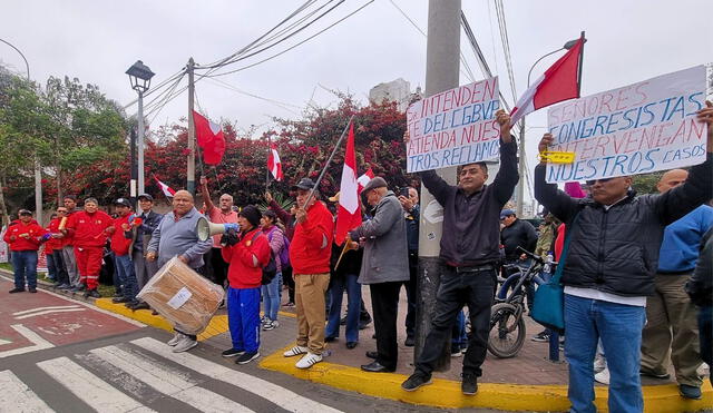 Sindicato de la Intendencia Nacional de Bomberos protesta en San Isidro. Foto: Mirian Torres/LR