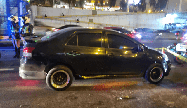 Auto donde se encontraba el agente terna con su esposa. Foto: PNP