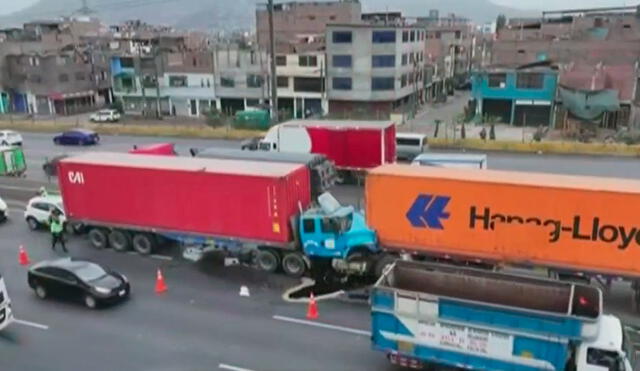 El cuerpo de la víctima todavía permanece en el interior del segundo tráiler. Foto: captura/América TV