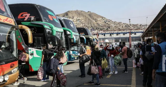 Los viajeros informaron que el precio de los pasajes se triplicaron en comparación con la semana pasada. Foto: Aldair Mejía / La República