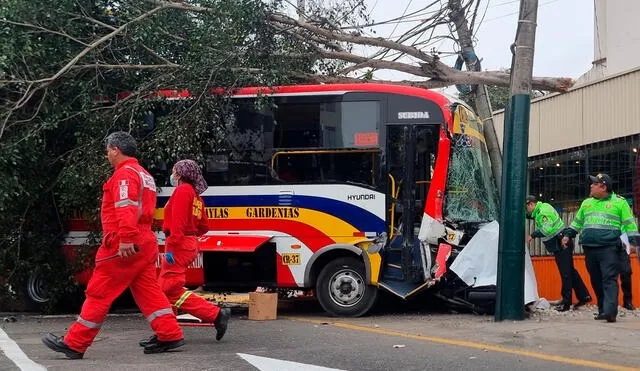 El vehículo colisionó con la motocicleta de un delivery luego de embestir a la víctima mortal. Foto: Kevinn García/La República