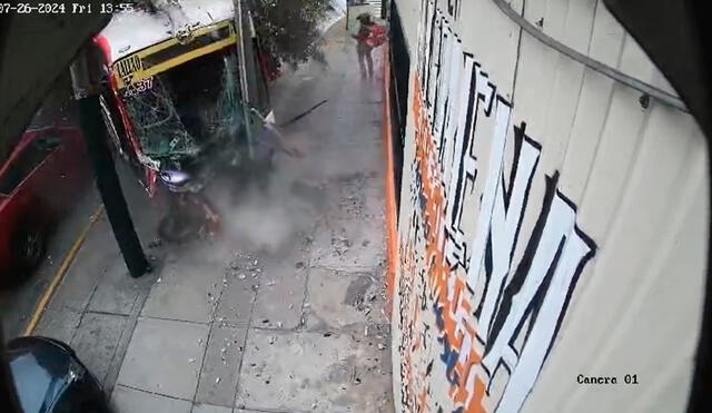 Joven intentaba cruzar la calle cuando fue atropellado por el bus de transporte público. Foto: captura/difusión