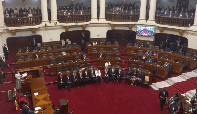 El hemiciclo del Congreso luce casi vacío ante ausencia de varios parlamentarios.| Foto: John Reyes / La República.