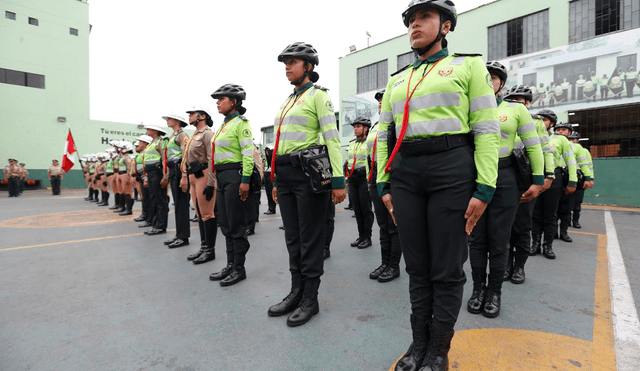 Dina Boluarte anunció la creación de escuelas de instrucción policial. Foto: Andina