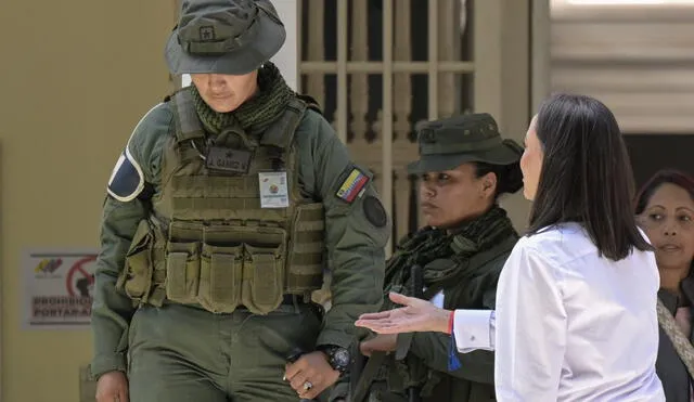 Militar rechaza saludo de la líder opositor en su local de votación. Foto AFP