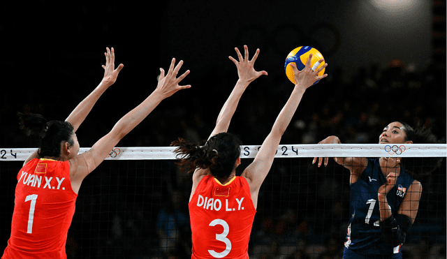 La selección de Estados Unidos se enfrentó a China en el debut del vóley femenino de París 2024. Foto: AFP