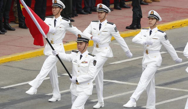 La delegación China desfilaron con trajes blancos de manera pausada a lo largo de la avenida Brasil. Foto: Carlos Félix/LR