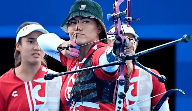 La mexicana Alejandra Valencia compite por la medalla de bronce del equipo femenino de tiro con arco durante los Juegos Olímpicos de París 2024 en la Explanada de los Inválidos en París el 28 de julio de 2024. Foto Afp